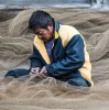 爸爸活下去单机版：挑战生存极限，独自抗击食物短缺与疾病威胁