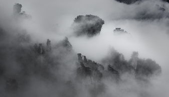 探索文学殿堂，问鼎苍穹的下一句是什么?以古人诗词中的神秘意境为视觉引导