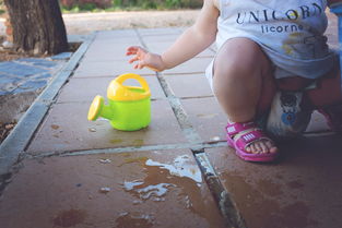 (小便控制不住是怎么回事)小便控制不住就尿啦怎么回事？这种症状要引起重视吗？