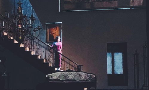 初火之炉：点燃梦想的起始，燃烧热情的熔炉，照亮前行的道路。