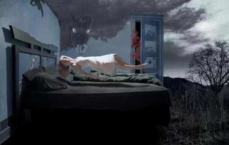 探索梦境与现实交错之处，走进月夜梦幻曲小镇魔影中的时空错位之谜